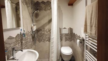 Dusche, Haartrockner, HandtĂŒcher
