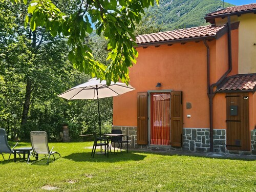 Holiday Home 'La Casina Rossa Della Fornace' with Mountain View, Private Garden and Wi-Fi