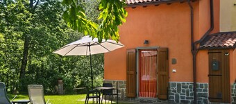 Holiday Home 'La Casina Rossa Della Fornace' with Mountain View, Private Garden and Wi-Fi