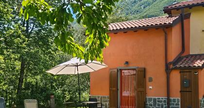 Holiday Home 'La Casina Rossa Della Fornace' with Mountain View, Private Garden and Wi-Fi