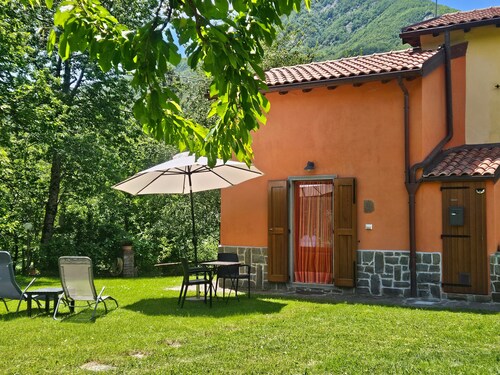 Maison de vacances 'La Casina Rossa Della Fornace' avec vue sur la montagne, jardin privé et Wi-Fi