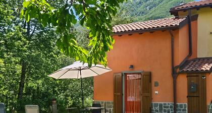 Maison de vacances 'La Casina Rossa Della Fornace' avec vue sur la montagne, jardin privé et Wi-Fi