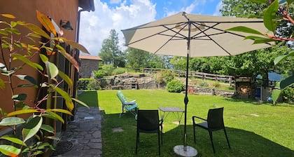 Holiday Home 'La Casina Rossa Della Fornace' with Mountain View, Private Garden and Wi-Fi