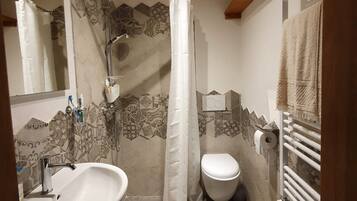 Een douche, een haardroger, handdoeken