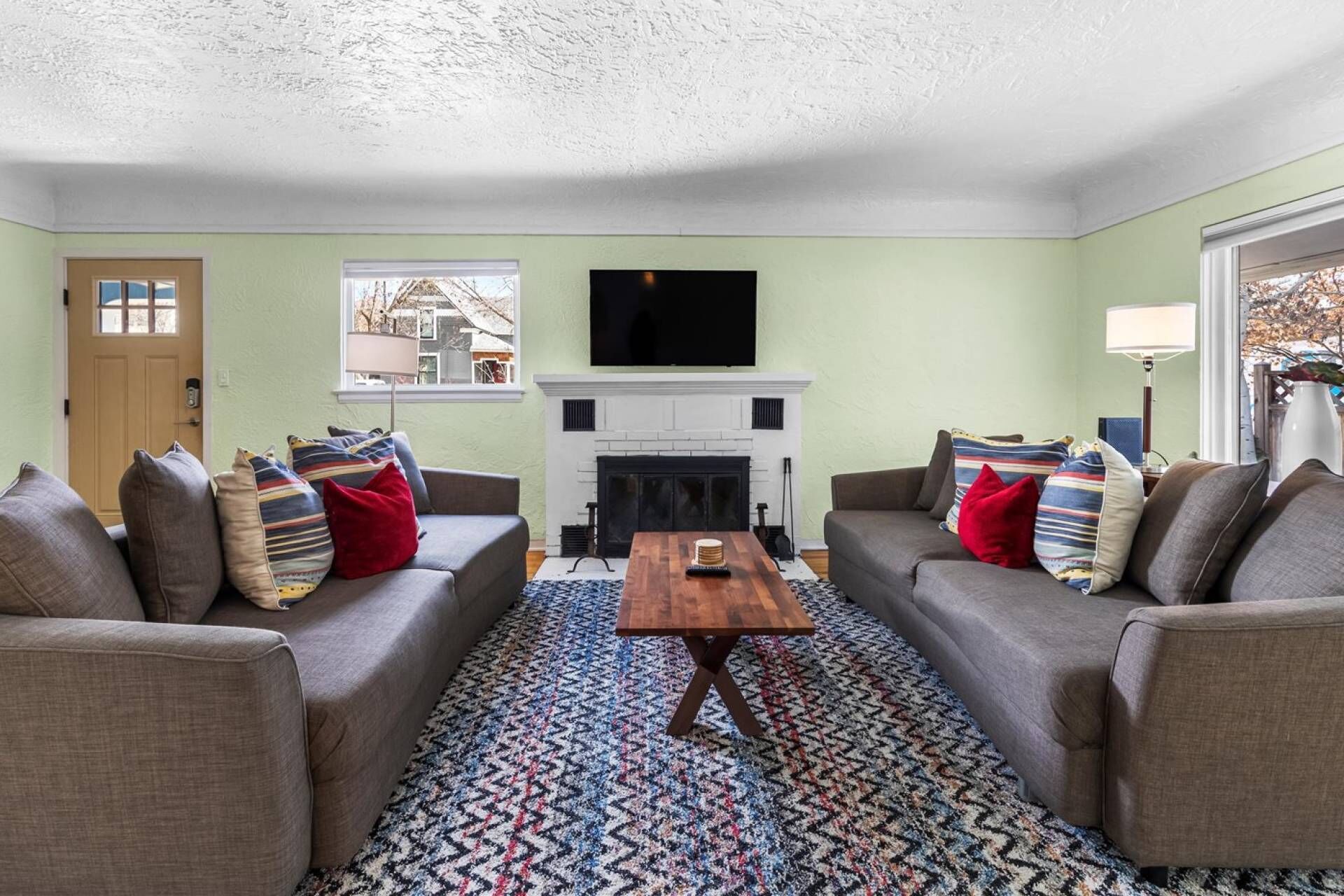 Smart TV, fireplace