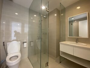 Dusche, Haartrockner, Handtücher, Seife