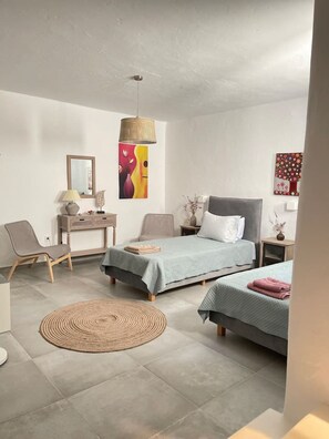 4 habitaciones, tabla de planchar con plancha y cuna de viaje 