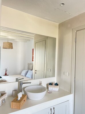 Regadera, secadora de cabello, toallas, jabón 