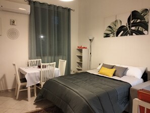 2 habitaciones, tabla de planchar con plancha y cuna de viaje 