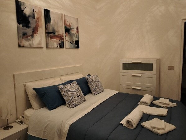 2 habitaciones, tabla de planchar con plancha y cuna de viaje 