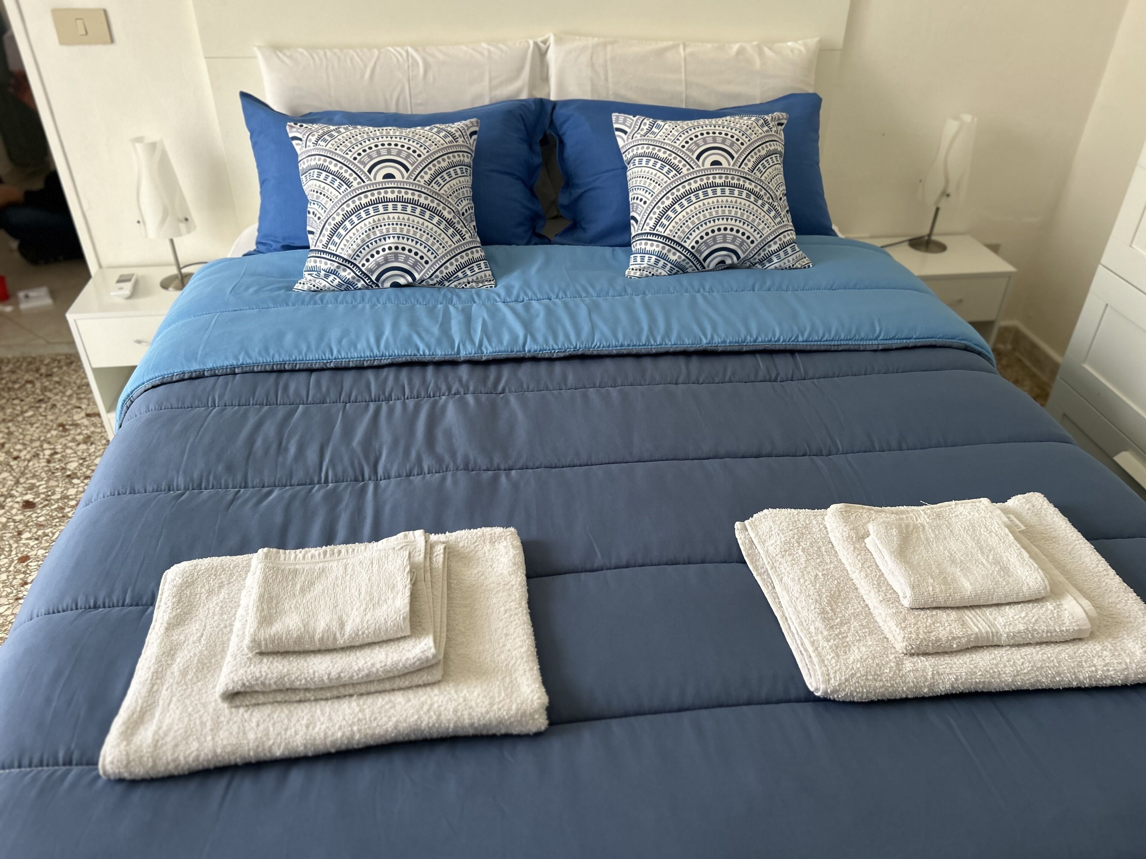 2 habitaciones, tabla de planchar con plancha y cuna de viaje 