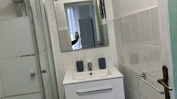 Doccia, asciugacapelli, bidet, asciugamani