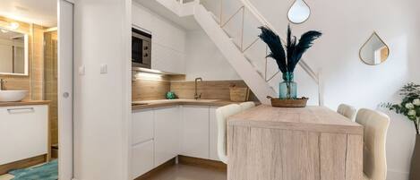 Fridge, microwave, stovetop, dishwasher