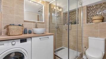 Shower, hair dryer, towels