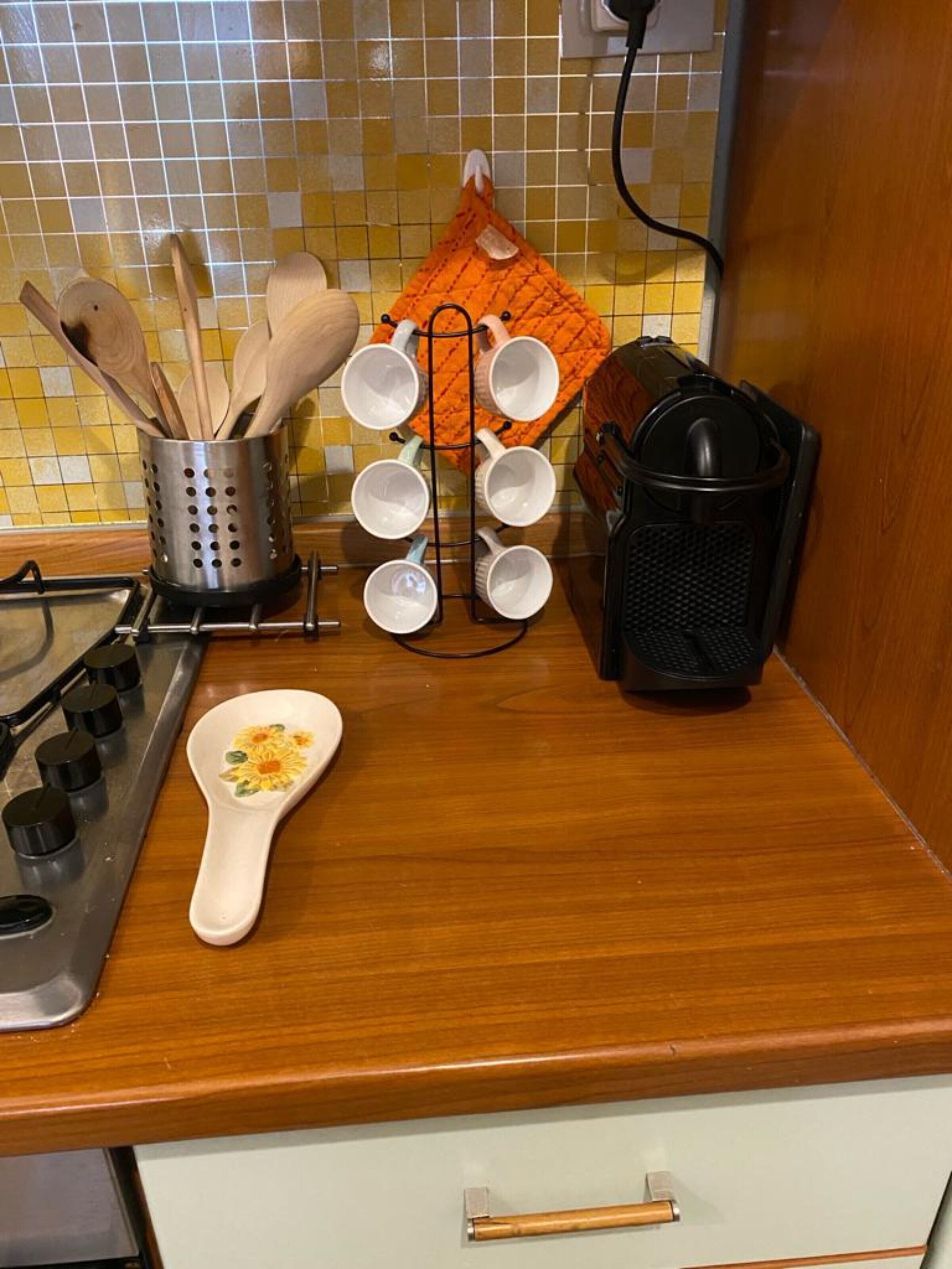 Cafetera y tetera, refrigerador, microondas y horno 