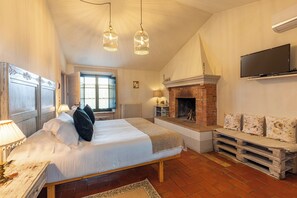 9 bedrooms, iron/ironing board, free WiFi, bed sheets - Villa "Privata Locanda In Tuscany" with Private Pool, Private Terraces & Wi-Fi (Castiglione D'orcia)