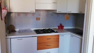 Refrigerador, parrilla de estufa y cafetera y tetera
