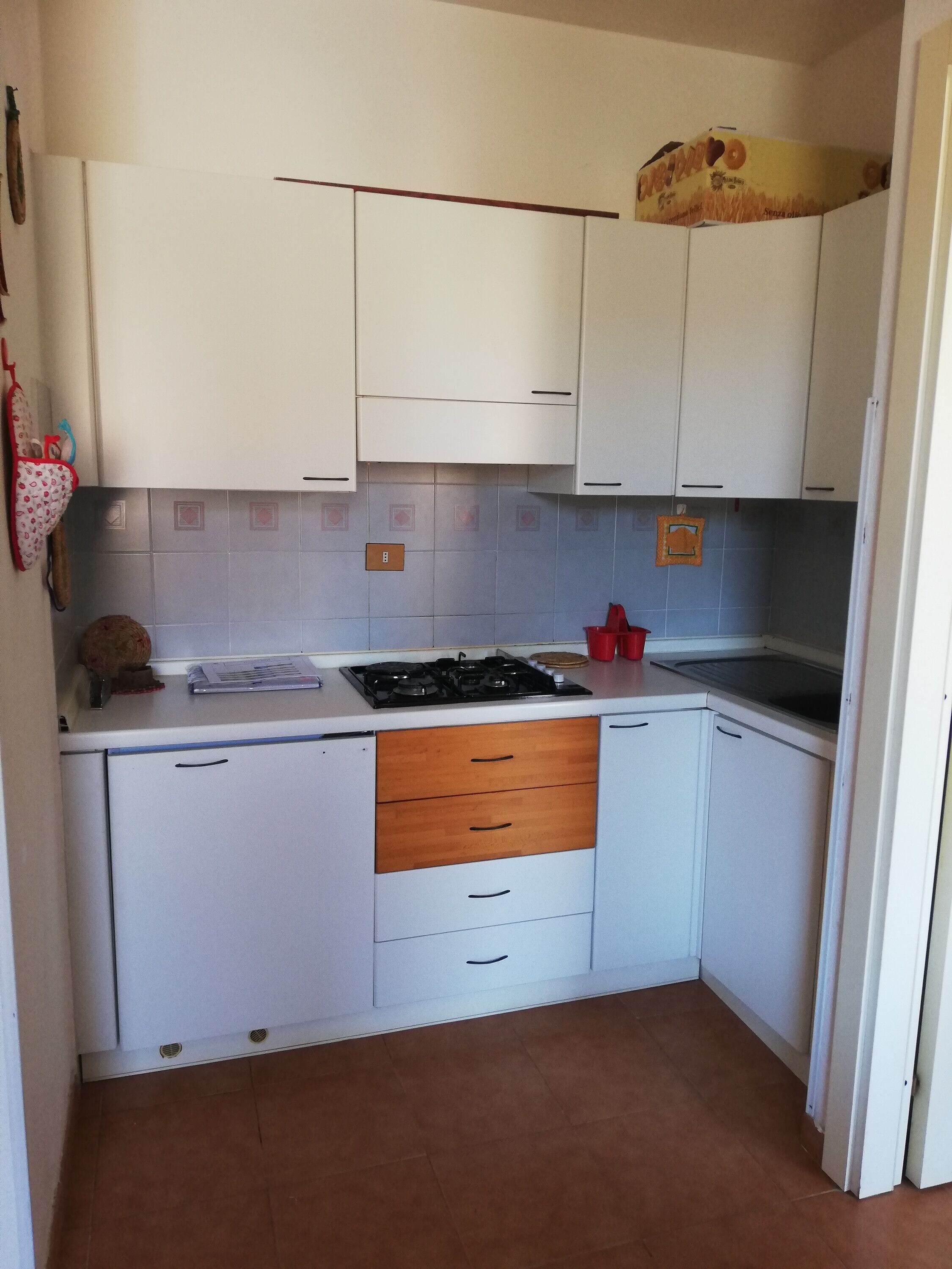 Een koelkast, een kookplaat, een koffiezetapparaat/waterkoker