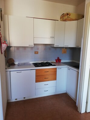 Fridge, stovetop, coffee/tea maker, cookware/dishes/utensils