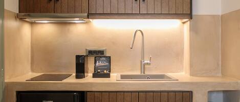 Køleskab, kogeplade, kaffe-/temaskine, elkedel