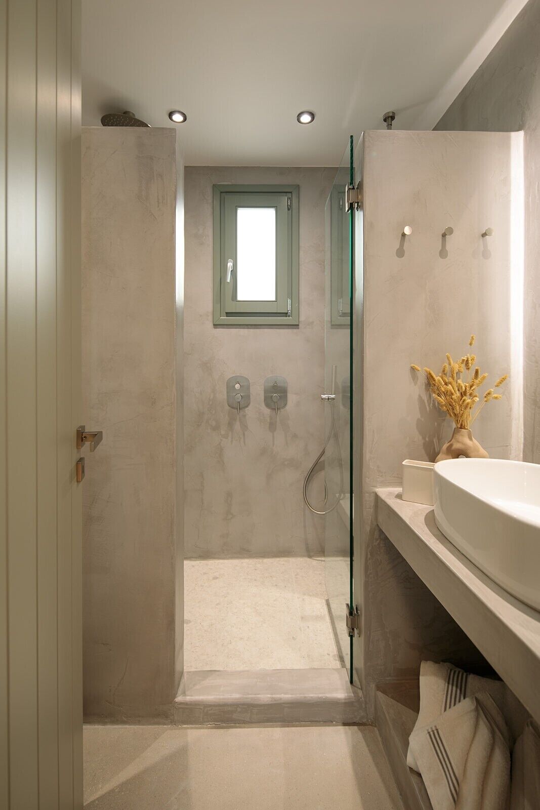 Douche, sèche-cheveux, serviettes fournies