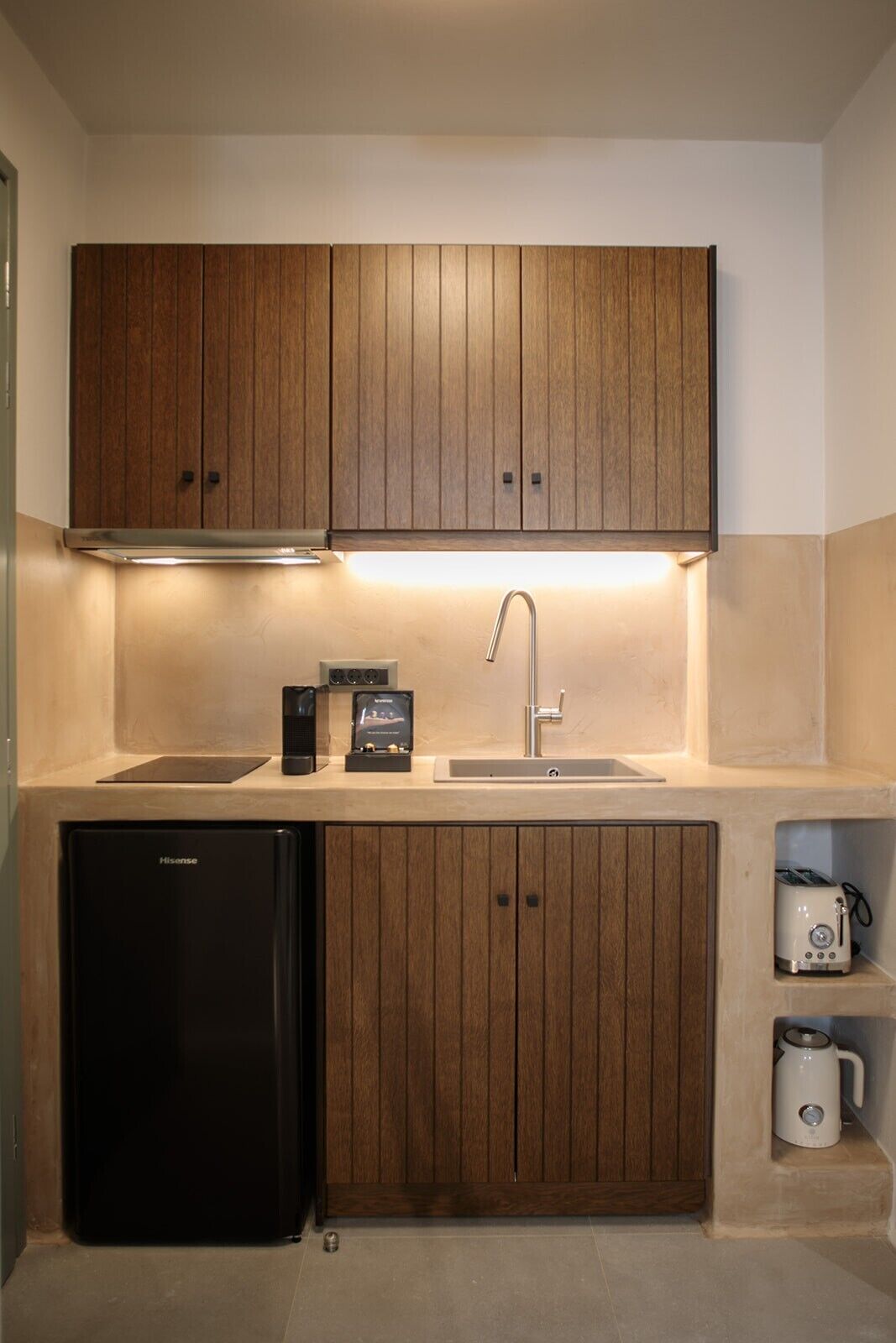 Réfrigérateur, plaque de cuisson, cafetière/bouilloire