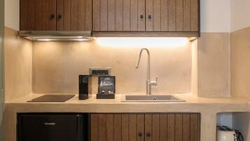 Réfrigérateur, plaque de cuisson, cafetière/bouilloire