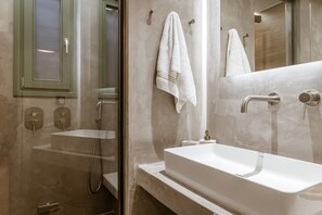 Douche, sèche-cheveux, serviettes fournies