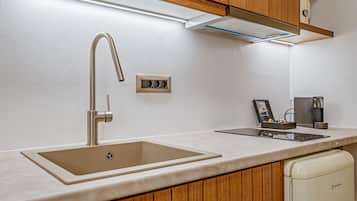 Fridge, stovetop, coffee/tea maker, electric kettle