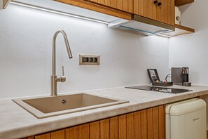 Geladeira, cooktop, cafeteira/chaleira, chaleira elétrica