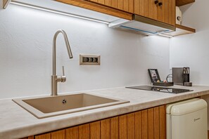Refrigerador, parrilla de estufa, cafetera y tetera y tetera eléctrica 