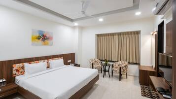 Egyptian cotton sheets, premium bedding, desk, free WiFi