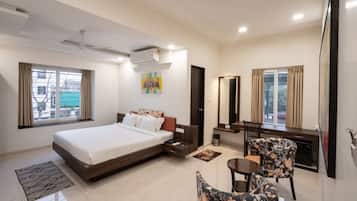 Family Room | Egyptian cotton sheets, premium bedding, desk, free WiFi