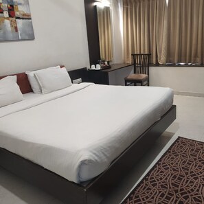 Phòng Deluxe | Bộ trải giường bằng vải cotton Ai Cập, bộ đồ giường cao cấp, bàn 
