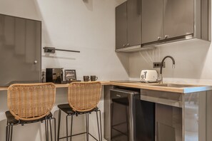 Frigorifero, piano cottura, macchina per tè/caffè, bollitore elettrico