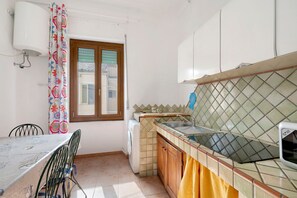 Cafetera y tetera, refrigerador, microondas y parrilla de estufa 