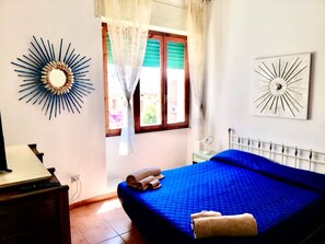 2 habitaciones y tabla de planchar con plancha 