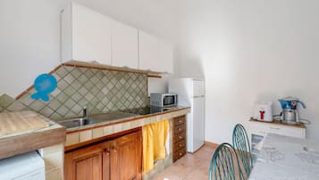 Wasserkocher mit Kaffee-/Teezubehör, Kühlschrank, Mikrowelle, Herdplatte