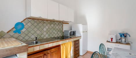 Cafetera y tetera, refrigerador, microondas y parrilla de estufa