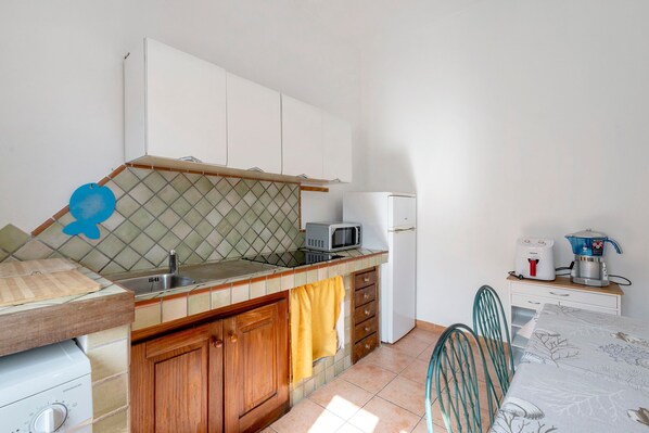 Cafetera y tetera, refrigerador, microondas y parrilla de estufa 