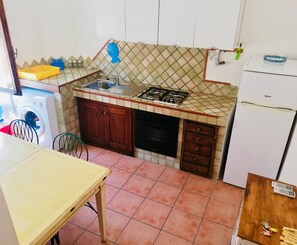 Refrigerador, microondas, placa de cocina, utensilios de cocina