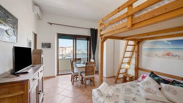 Iron/ironing board, bed sheets