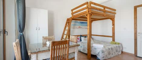 Iron/ironing board, bed sheets