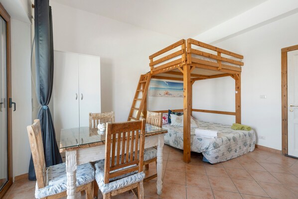 Tabla de planchar con plancha y ropa de cama