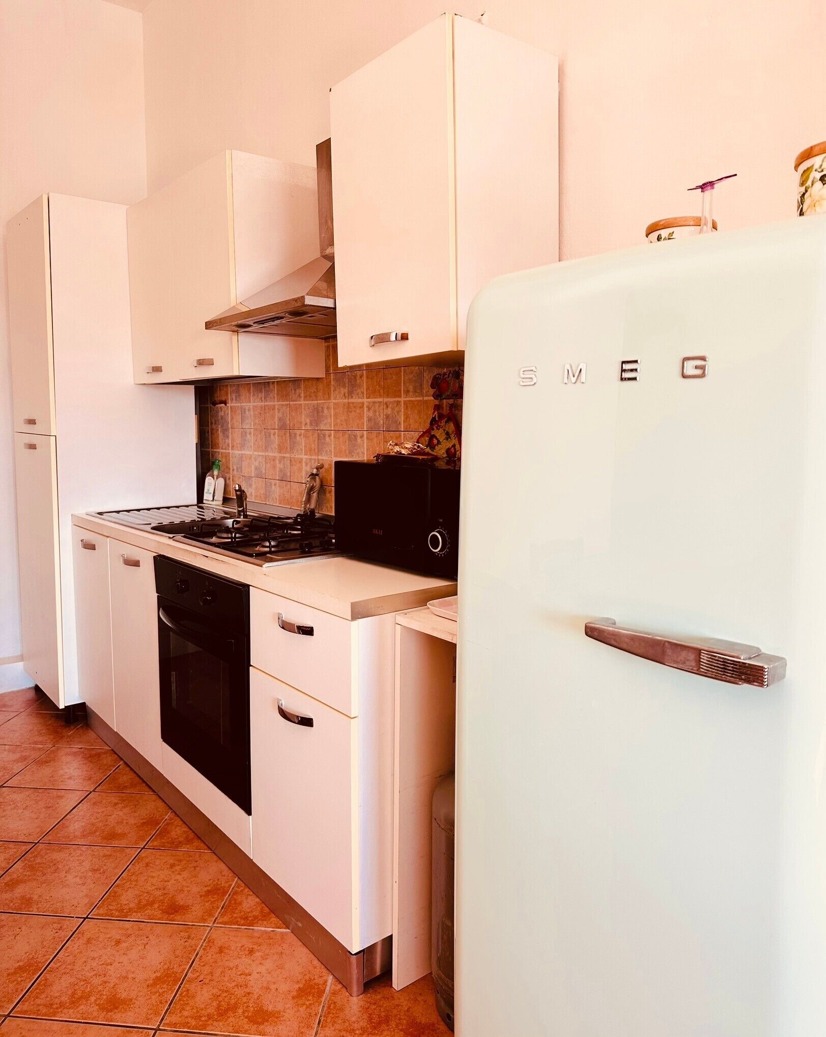 Frigorifero, microonde, forno, piano cottura