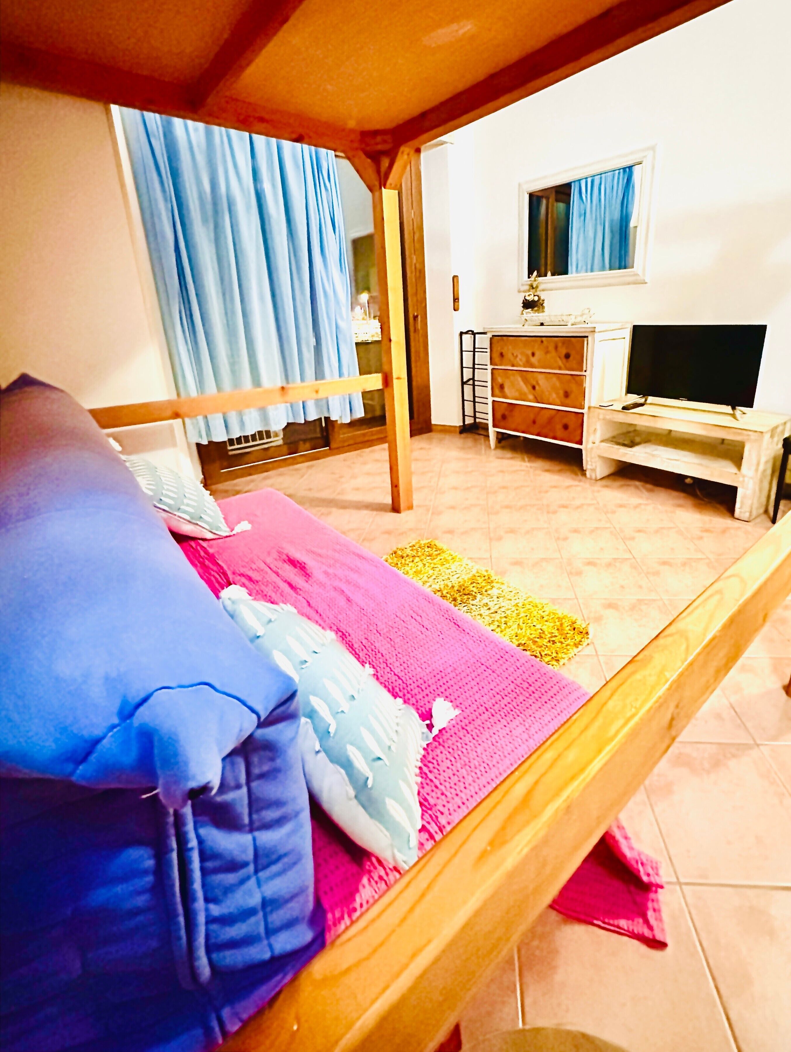 Een strijkplank/strijkijzer, beddengoed