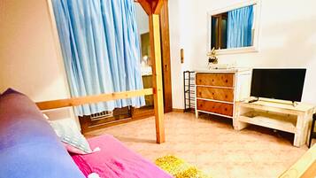 Een strijkplank/strijkijzer, beddengoed