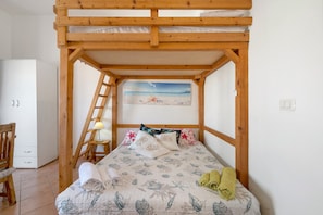 Tabla de planchar con plancha y ropa de cama 