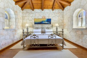 3 bedrooms, iron/ironing board, free WiFi, bed sheets - Villa 'Ira' with Sea View, Wi-Fi and Air Conditioning (?????T?S)