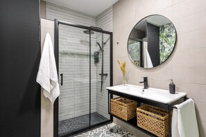 Shower, hair dryer, towels